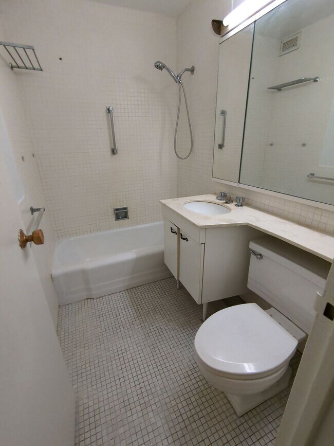 Building Photo - 400 E Randolph St