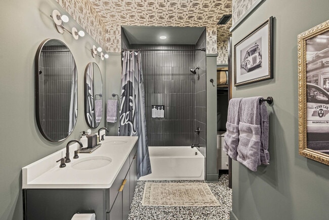 Building Photo - 245 Hermitage Ave