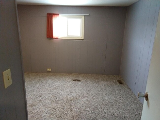 Building Photo - 112 E Cherry St