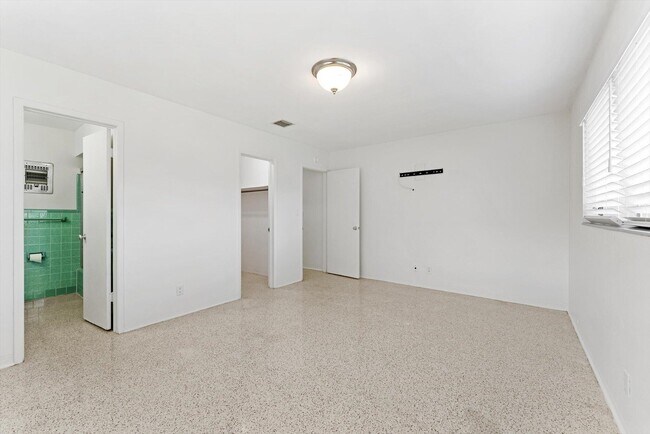 Building Photo - 1341 SE 4th Ct
