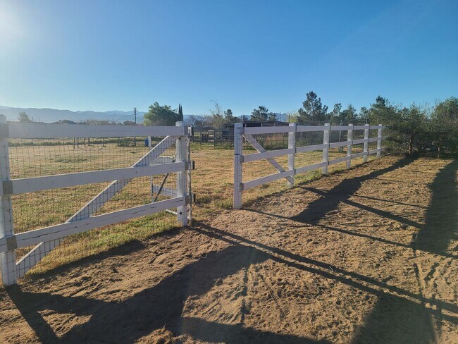 Building Photo - Amazing Hesperia Home