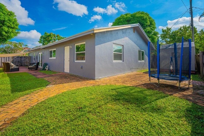 Building Photo - 6824 SW 5th St