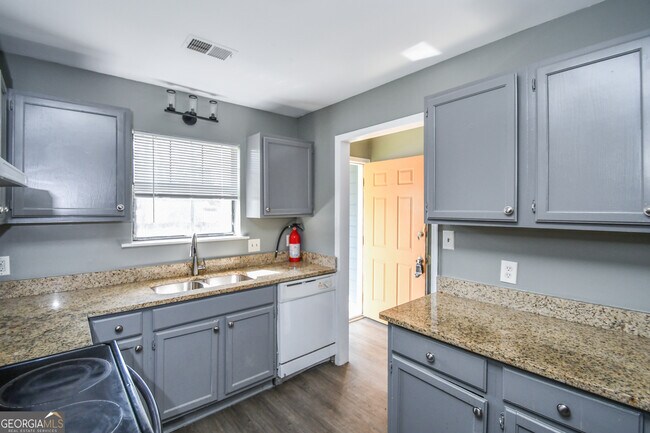 Building Photo - 735 Oak Dr