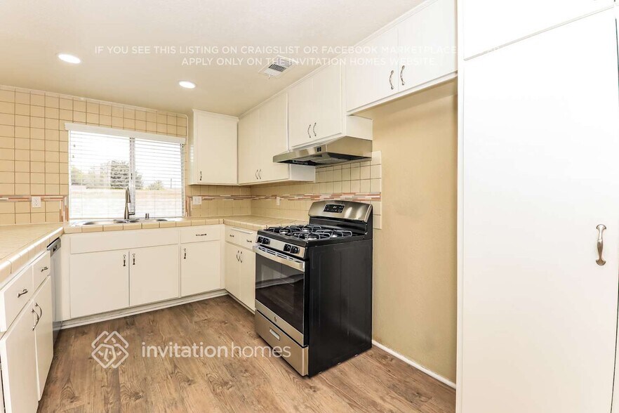 Building Photo - 5651 Louise St