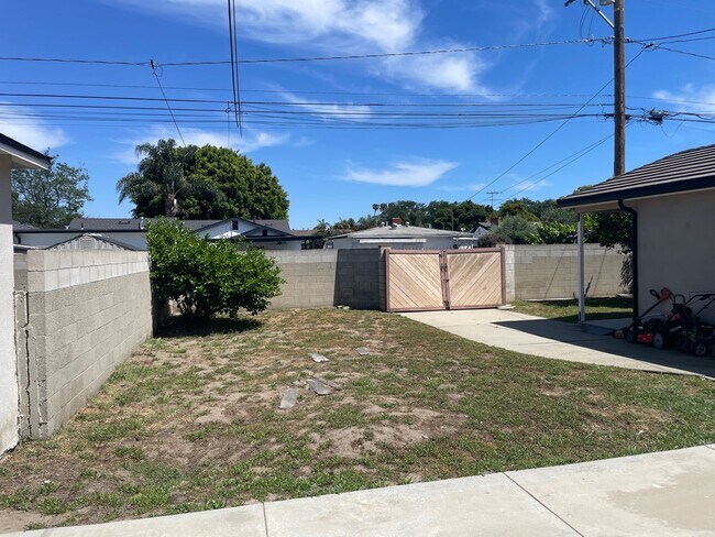 Building Photo - Super comfortable 2-bedroom, 2-bath home in Long Beach