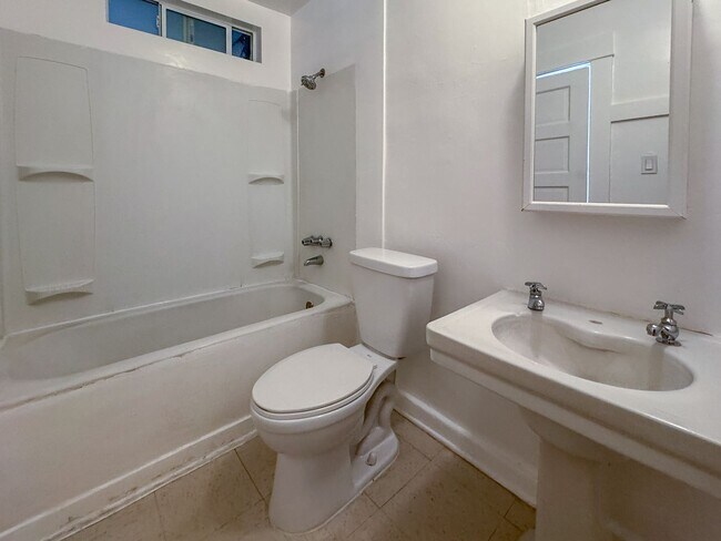 Building Photo - 338-340 1/2 S. Catalina St.-338 1/2
