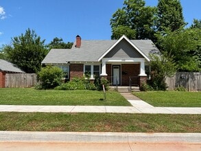 Building Photo - Cute 2 bedroom, 1 bathroom house located next to UCO in Edmond, OK