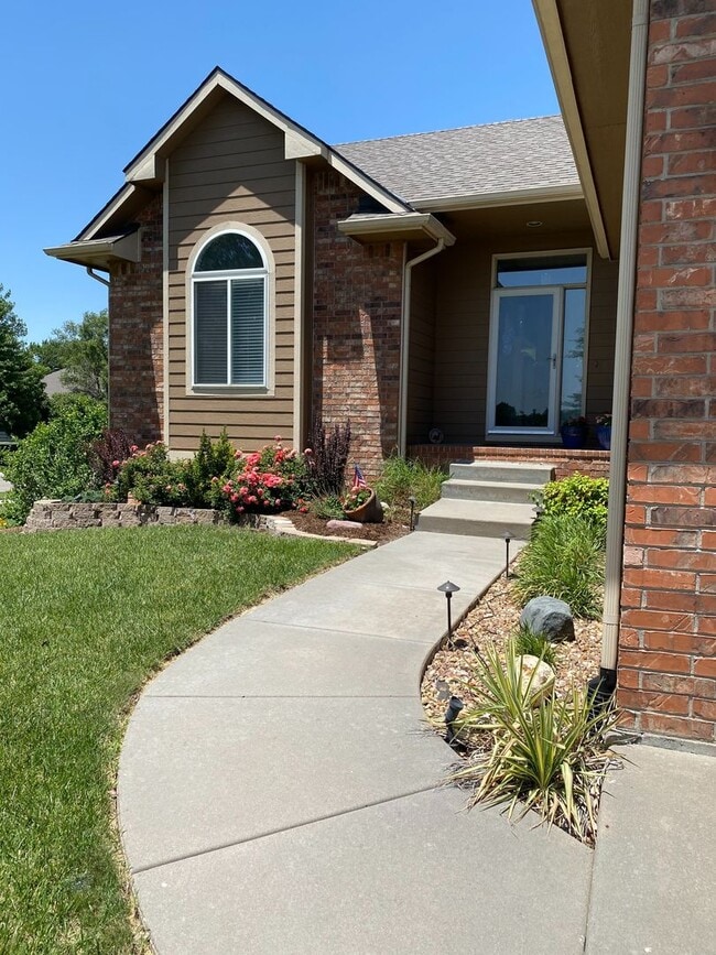 Building Photo - 840 N Bedford Ct
