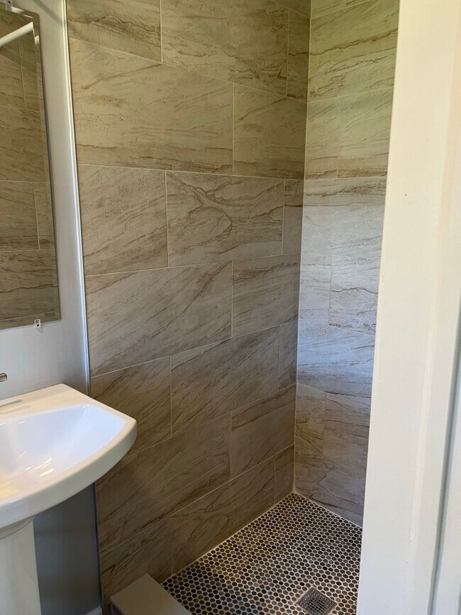 Building Photo - Renovated Rambler Close to METRO, Parks, &...