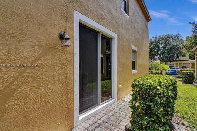 Building Photo - 2057 SE Avon Park Dr