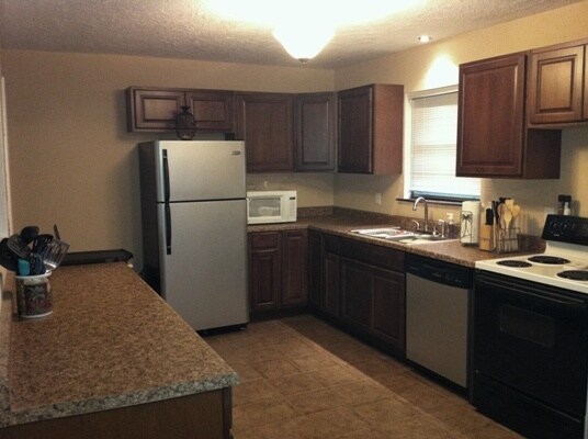 Building Photo - PRELEASING for Mid-July 2026! (3) Bed/(1.5) Pet Negotiable!