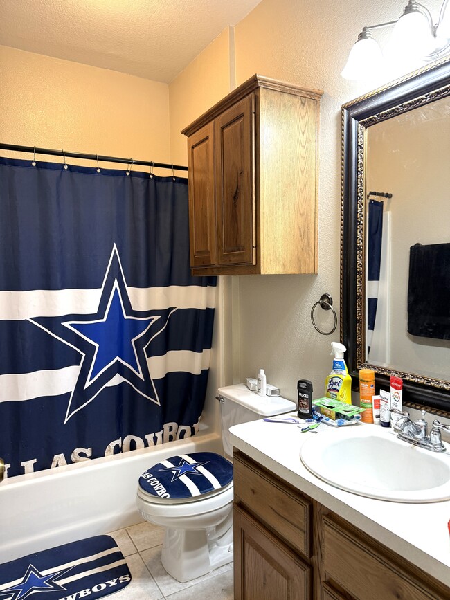 Building Photo - 1425 W Villa Maria Rd