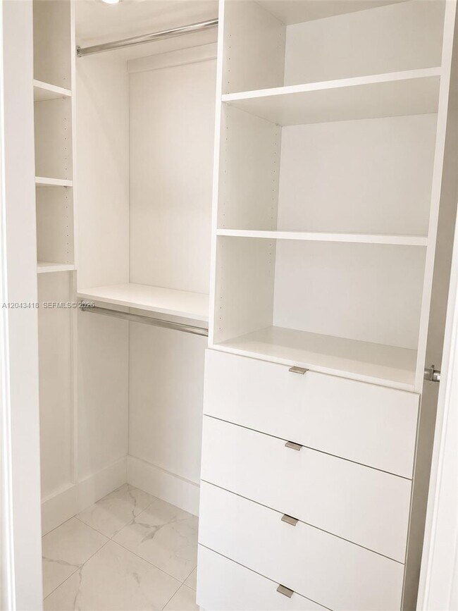 Building Photo - 1300 Brickell Bay Dr