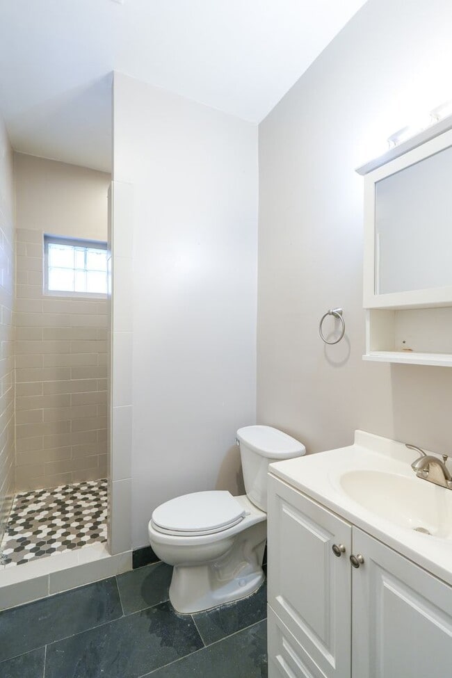 Building Photo - Amazing 1st fl Apt with private entrance and w/d