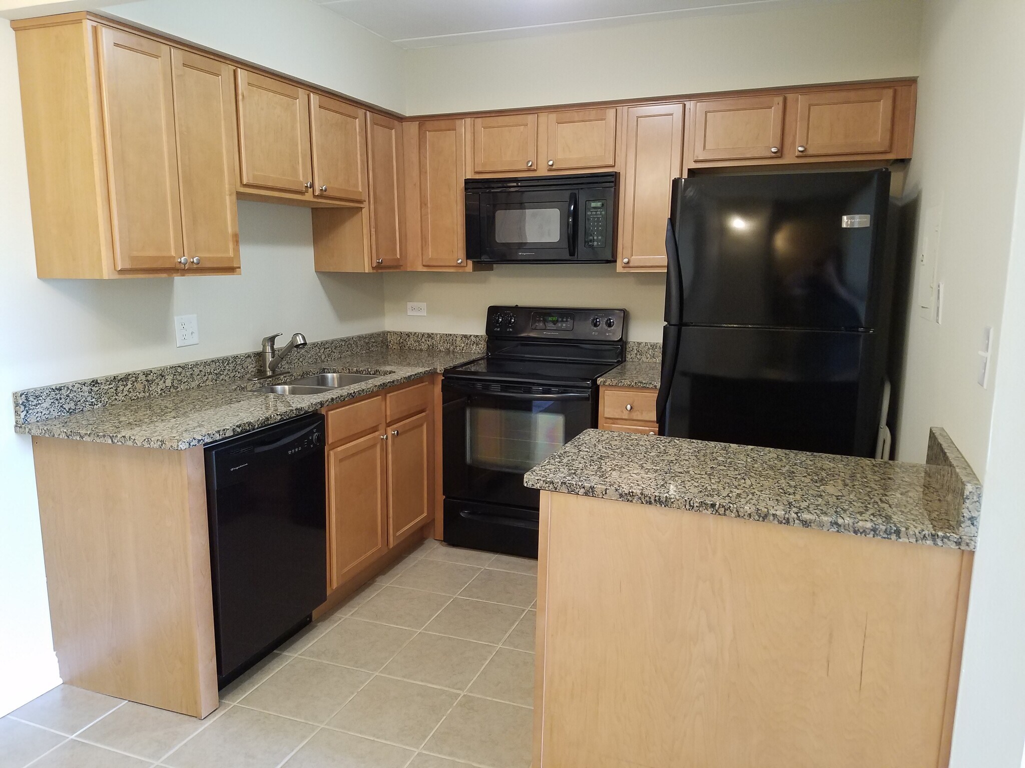 Building Photo - 580 Lawrence Ave