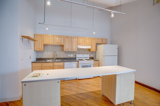 Building Photo - 1278 N Milwaukee Ave