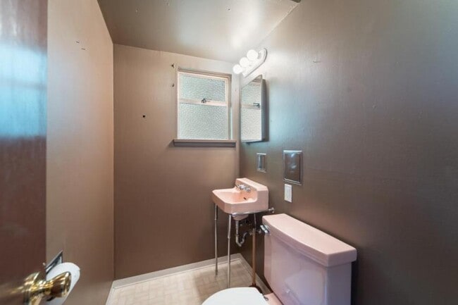 Building Photo - 3 bedroom in Seattle WA 98109