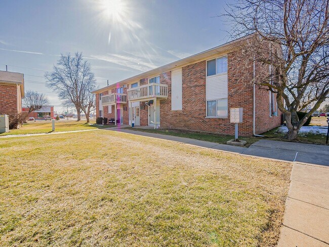 Building Photo - 825 S Grand Ave