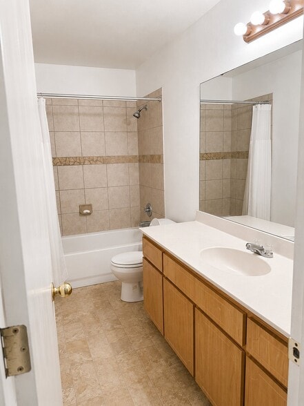 Building Photo - 402 Topeka Ct