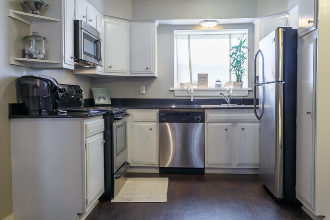 Building Photo - 301 E Reynolds Dr