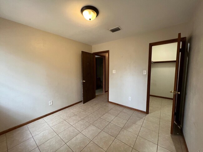 Building Photo - 211 Parkbrook Cir