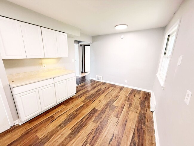 Building Photo - 3 BED 1 BATH BEAUTIFUL SINGLE FAMILY HOME ...