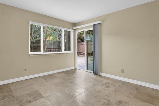 Building Photo - 2600 Torrey Pines Rd