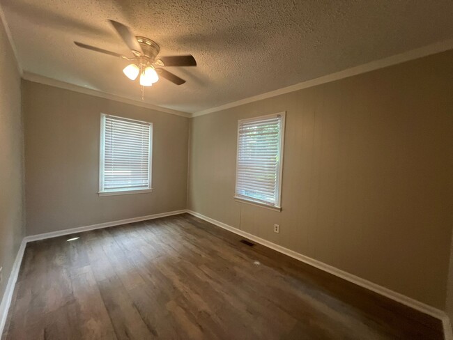 Building Photo - *Just reduced & Move-in ready! **$395 move...