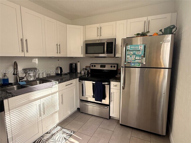 Building Photo - 9440 Live Oak Pl