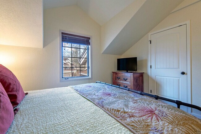 Building Photo - 129 Cobble Creek Ln