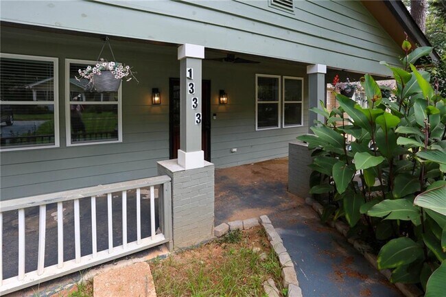 Building Photo - 1333 Lyle Ave