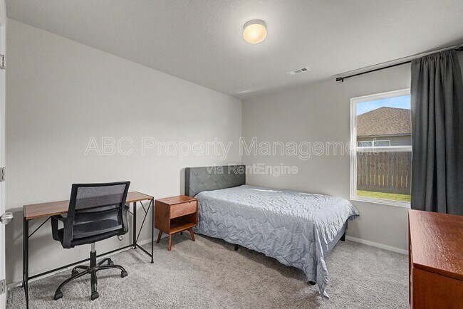 Building Photo - 946 E Sparrow Cir