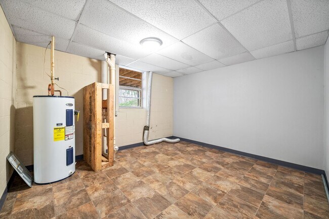 Building Photo - Lovely home on beautiful wooded corner lot