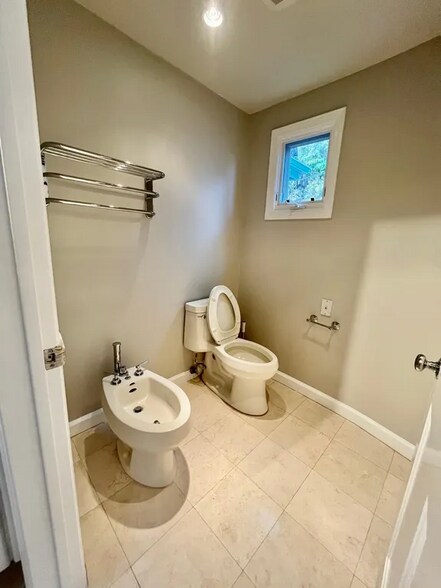 Building Photo - 16972 Oak View Dr