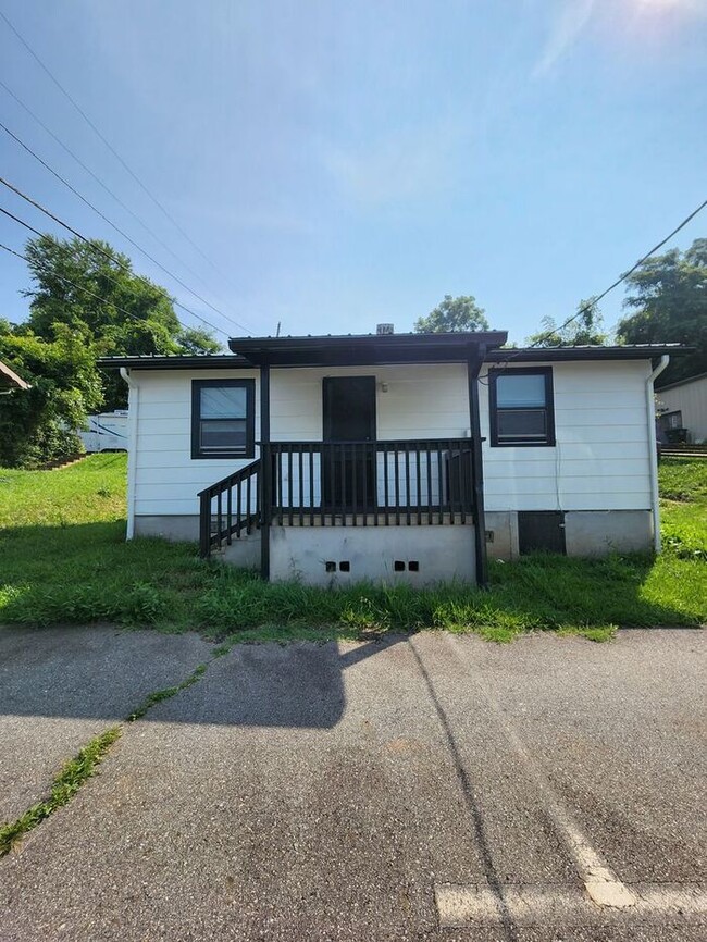 Cottage on Riverside Dr Asheville! 987 Riverside Dr Woodfin NC 28804