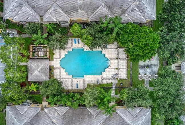 Building Photo - 500 Crestwood Ct S