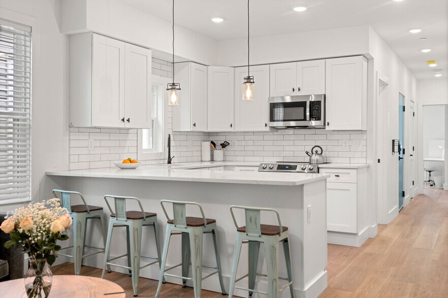 Building Photo - 621 E 8th St