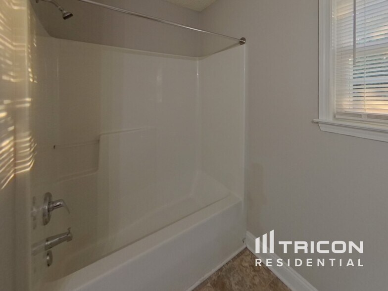 Building Photo - 13706 Traherne Ct