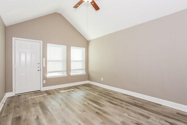 Building Photo - 811 N Ridge Dr