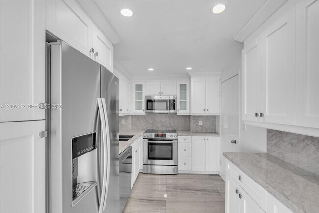 Building Photo - 5005 Collins Ave
