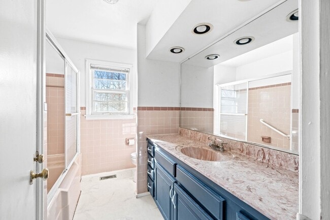 Building Photo - 2741 Clinton Cir