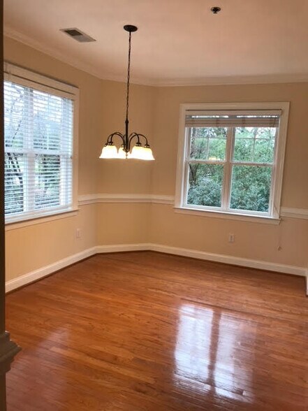 Building Photo - 5601 Fairview Rd