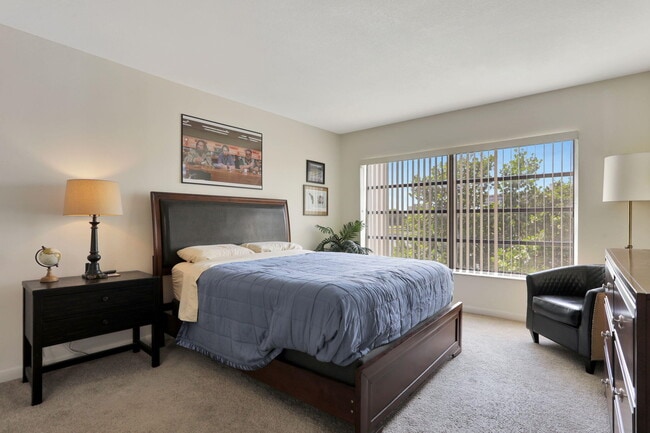 Building Photo - 2751 N Palm Aire Dr