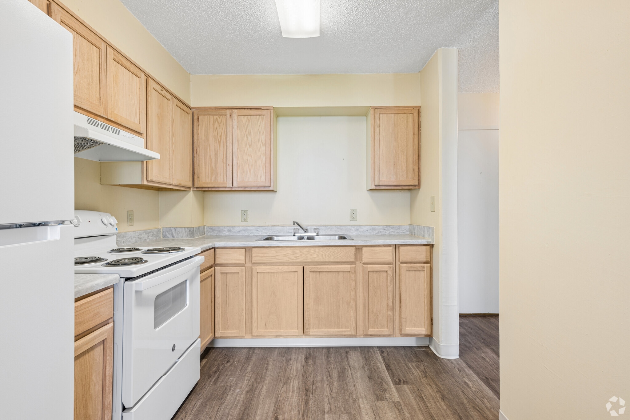 1BR, 1BA - 650SF - Kitchen - Courtview Towers