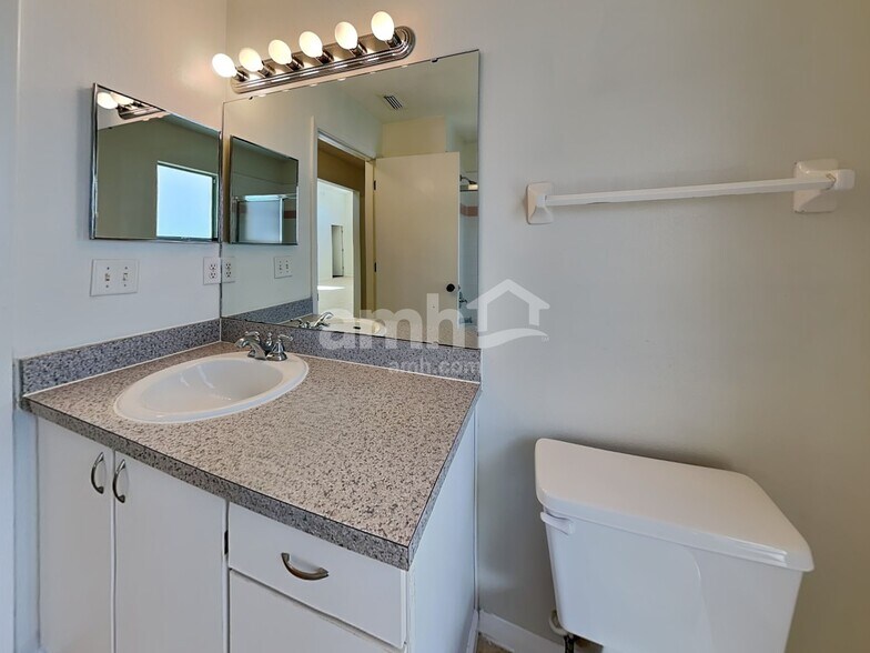 Building Photo - 96 Knights Hollow Dr