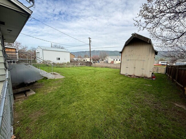 Building Photo - 3 Bedroom, 2 Bathroom in Candy Cane Lane Edition!