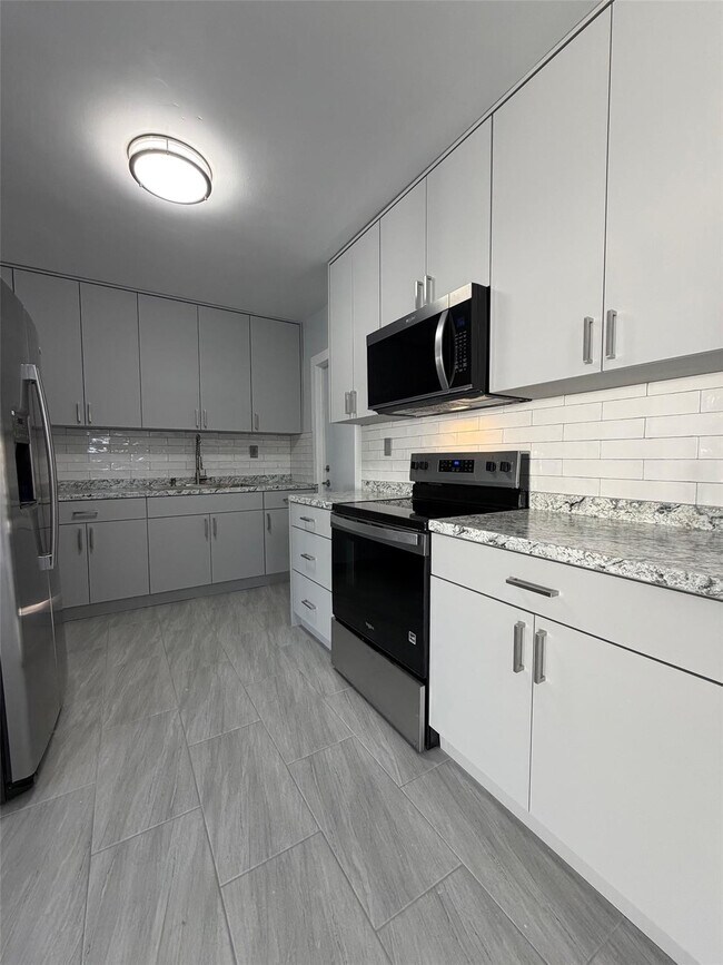 Building Photo - 1966 NE 177th St