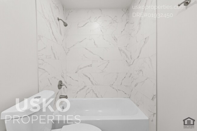 Building Photo - "Spacious 3-Bed Condo with 2 Baths in Citr...