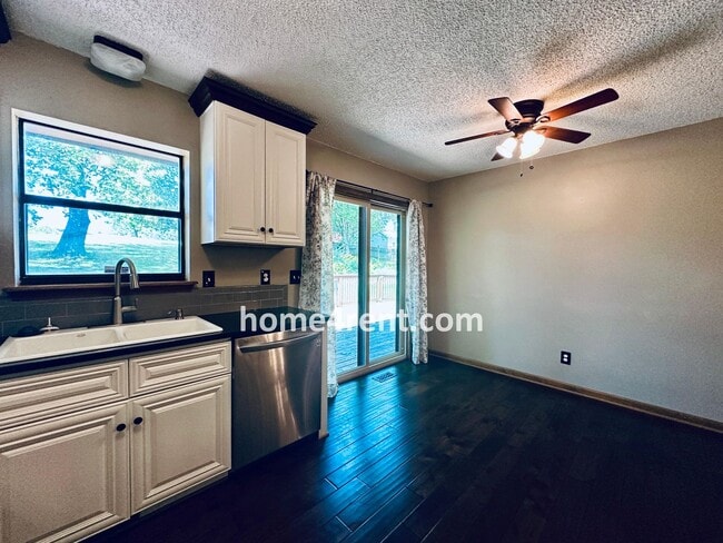 Building Photo - Spacious Liberty Home w/ an Updated Kitche...