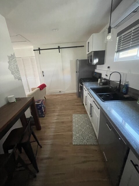 Building Photo - 1419 W 58th Plz